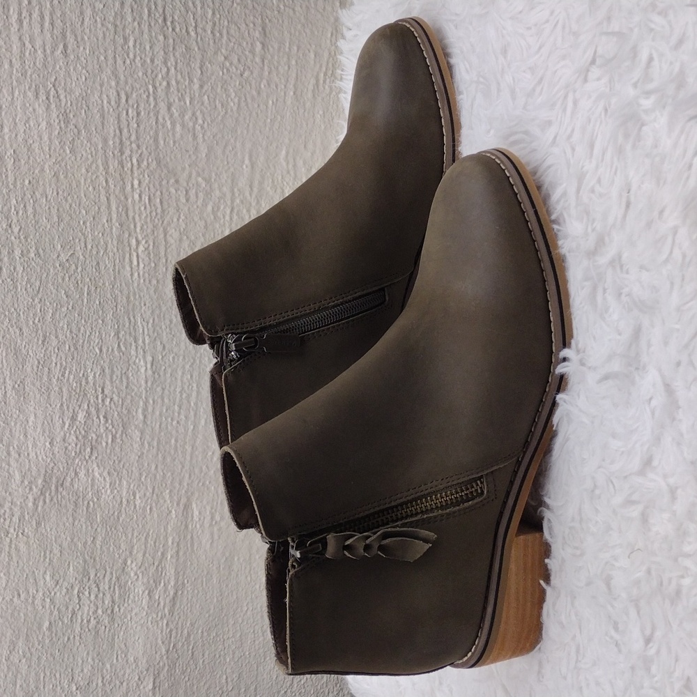 Blondo Empeigne Cuir Green Suede Leather Almond Toe Chunky Heel Ankle Boot NWT - Picture 4 of 16